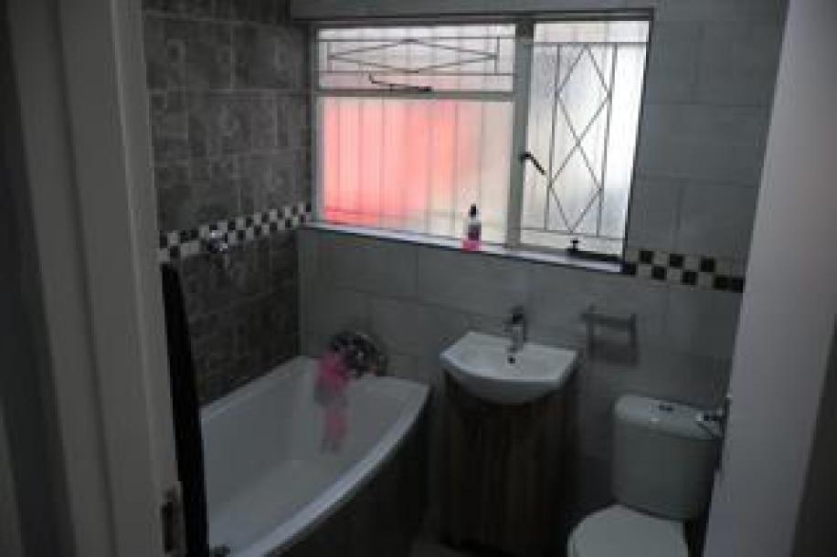 6 Bedroom House for Sale in Verwoerdpark-11