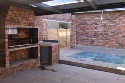 6 Bedroom House for Sale in Verwoerdpark-12