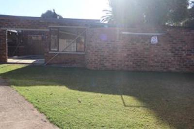 6 Bedroom House for Sale in Verwoerdpark-13