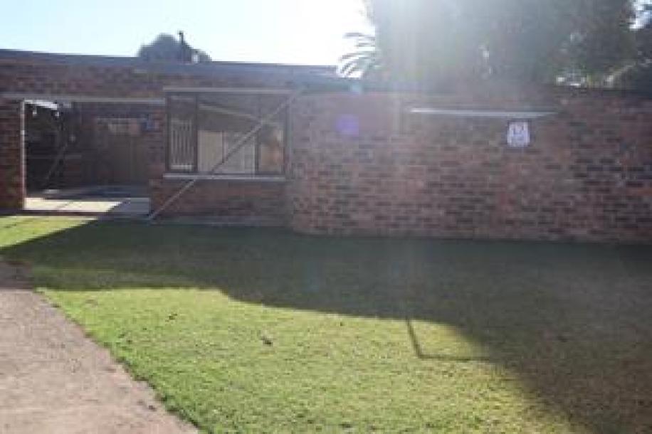 6 Bedroom House for Sale in Verwoerdpark-13