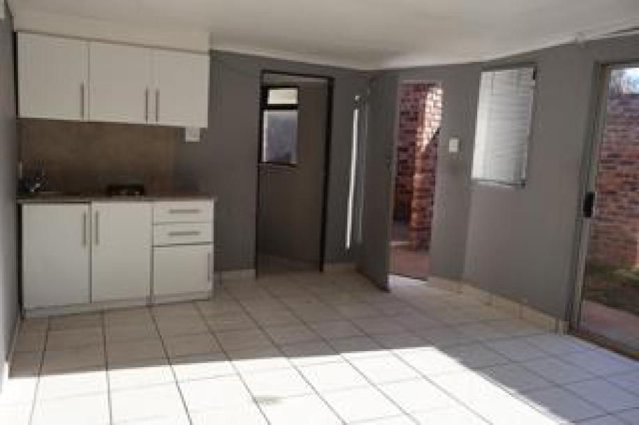 6 Bedroom House for Sale in Verwoerdpark-14