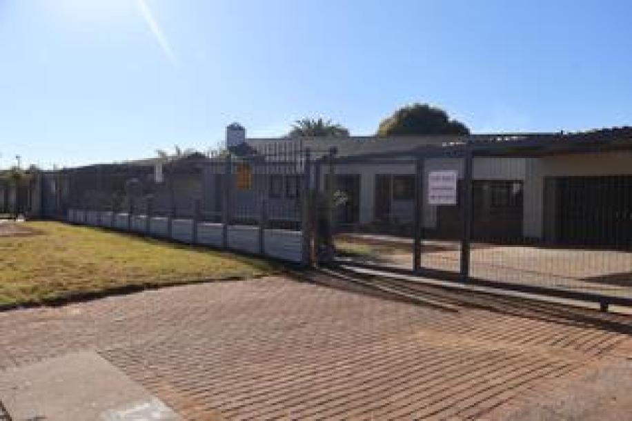 6 Bedroom House for Sale in Verwoerdpark-1