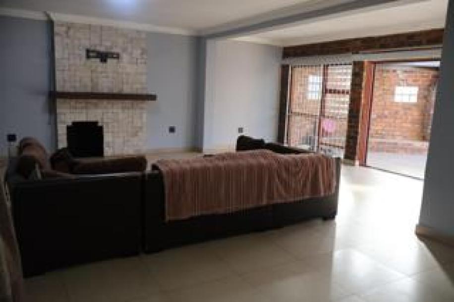 6 Bedroom House for Sale in Verwoerdpark-3