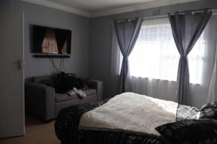 6 Bedroom House for Sale in Verwoerdpark-7