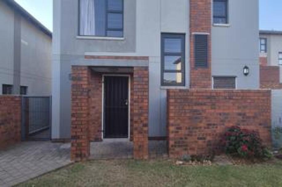 3 Bedroom Townhouse to Rent in Amberfield Valley-0