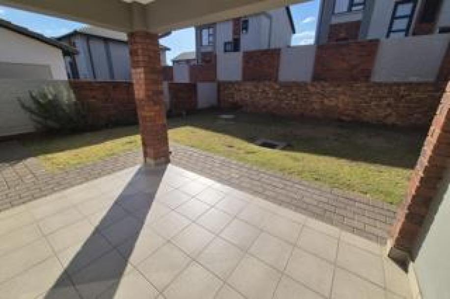 3 Bedroom Townhouse to Rent in Amberfield Valley-9