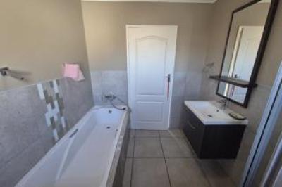 3 Bedroom Townhouse to Rent in Amberfield Valley-16