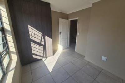 3 Bedroom Townhouse to Rent in Amberfield Valley-17