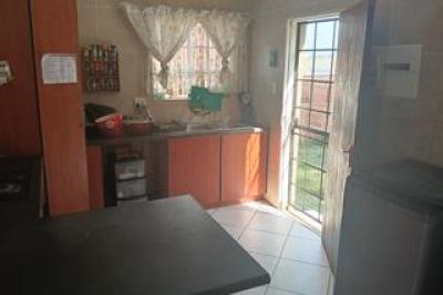 3 Bedroom House to Rent in Model Park-1