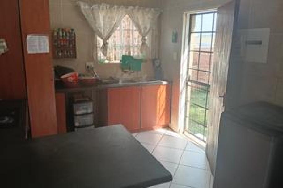 3 Bedroom House to Rent in Model Park-1