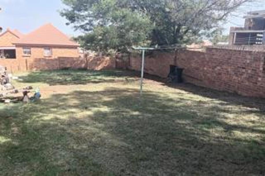 3 Bedroom House to Rent in Model Park-6