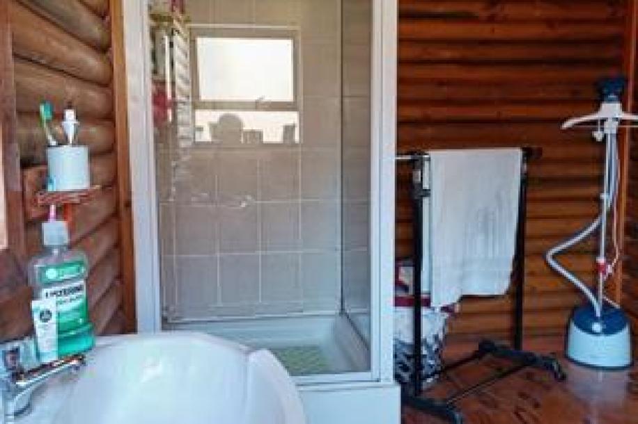 2 Bedroom Apartment / Flat to Rent in Dana Bay-12