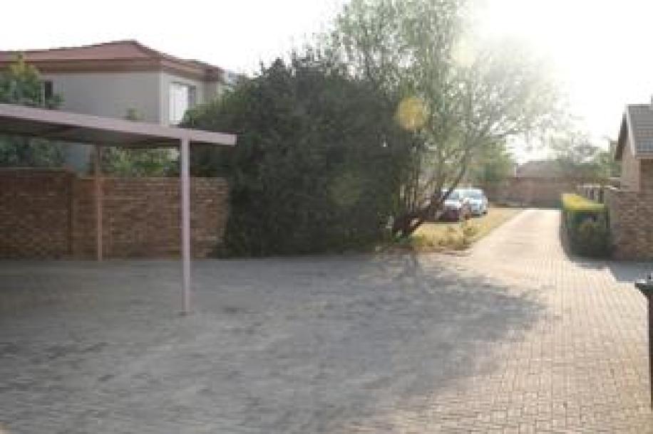 2 Bedroom Townhouse to Rent in Amberfield-0