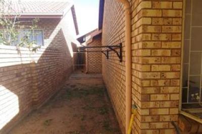 2 Bedroom Townhouse to Rent in Amberfield-14