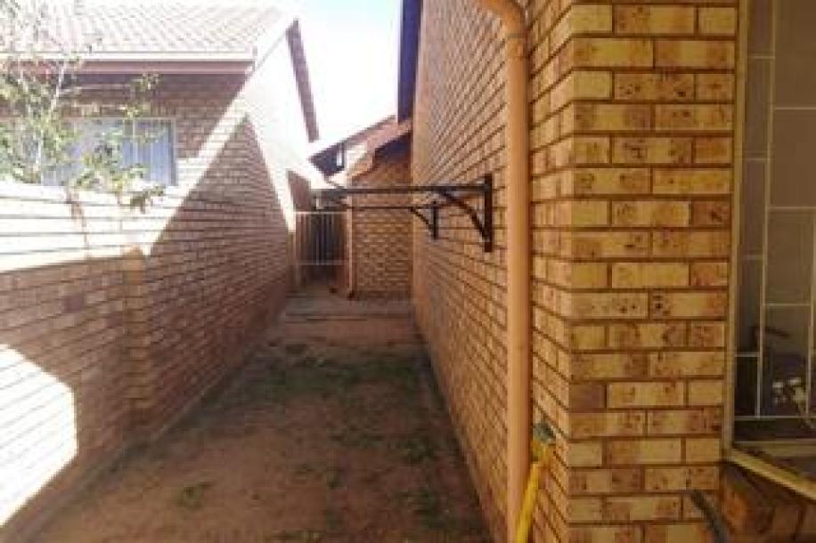 2 Bedroom Townhouse to Rent in Amberfield-14