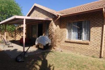 2 Bedroom Townhouse to Rent in Amberfield-3
