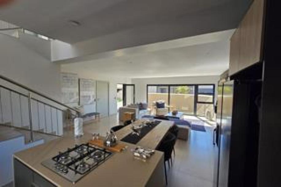 3 Bedroom Townhouse to Rent in Heron Banks Golf Estate-2