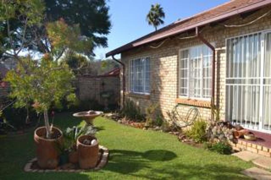 2 Bedroom Townhouse for Sale in Faerie Glen-1