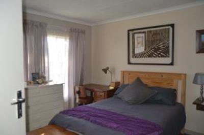 2 Bedroom Townhouse for Sale in Faerie Glen-11