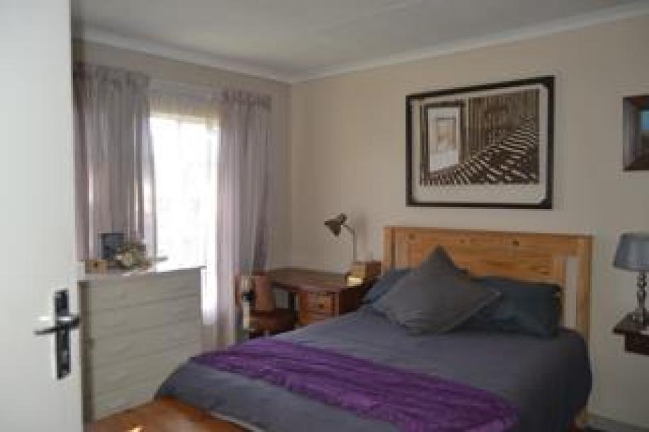 2 Bedroom Townhouse for Sale in Faerie Glen-11