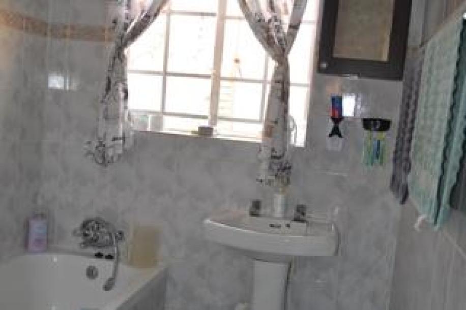 2 Bedroom Townhouse for Sale in Faerie Glen-16
