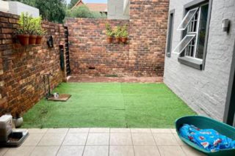 2 Bedroom Townhouse for Sale in Olympus Ah-0