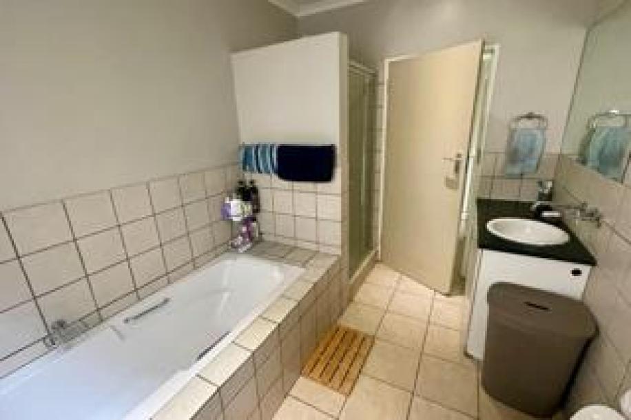 2 Bedroom Townhouse for Sale in Olympus Ah-11