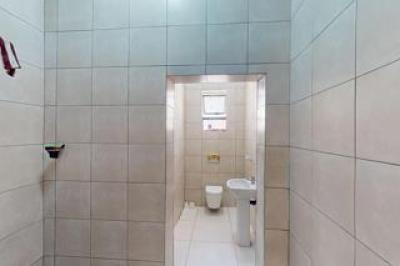 5 Bedroom House for Sale in Upington Central-11