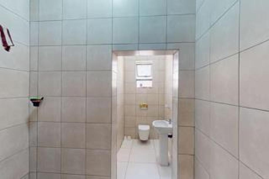 5 Bedroom House for Sale in Upington Central-11