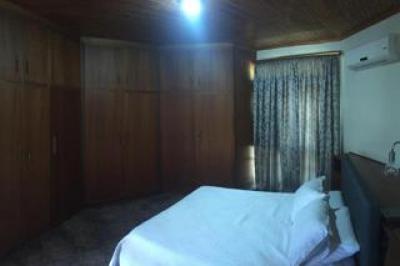 4 Bedroom House for Sale in Middelpos-12