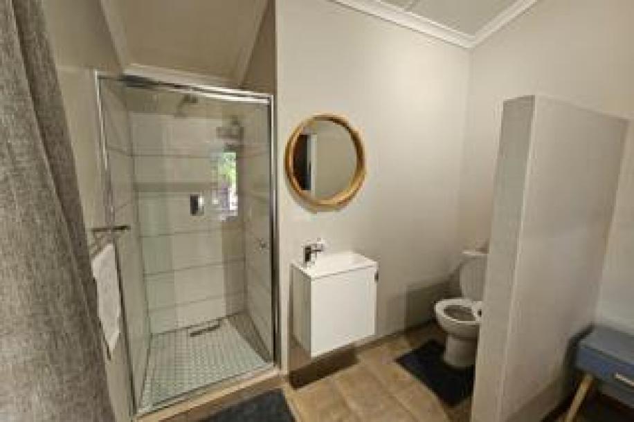 4 Bedroom House for Sale in Middelpos-14