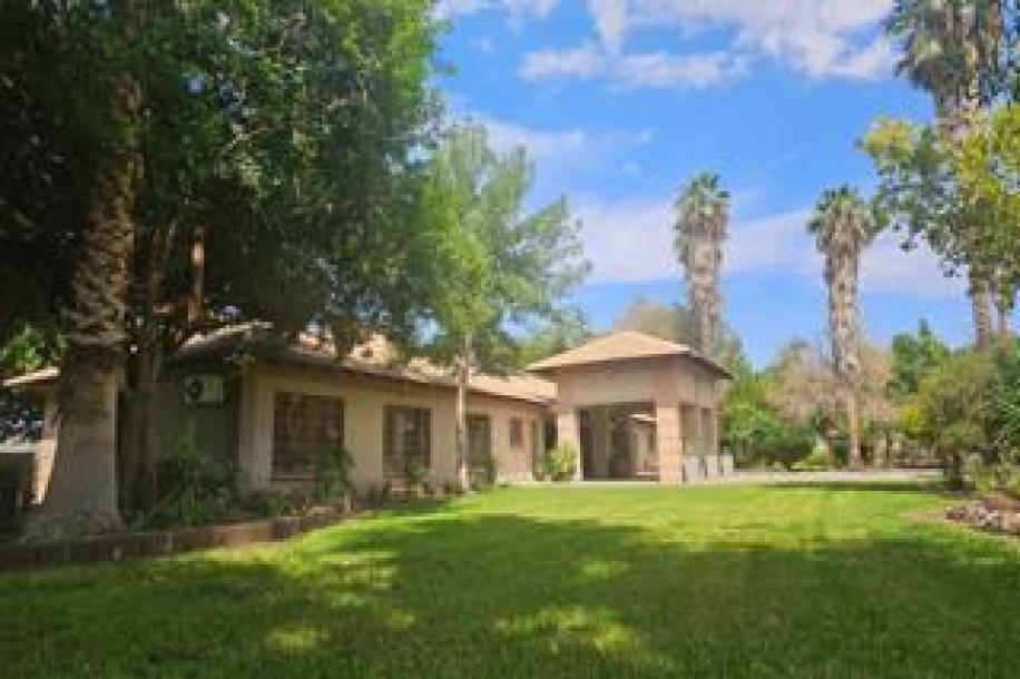 8 Bedroom House for Sale in Keidebees-1