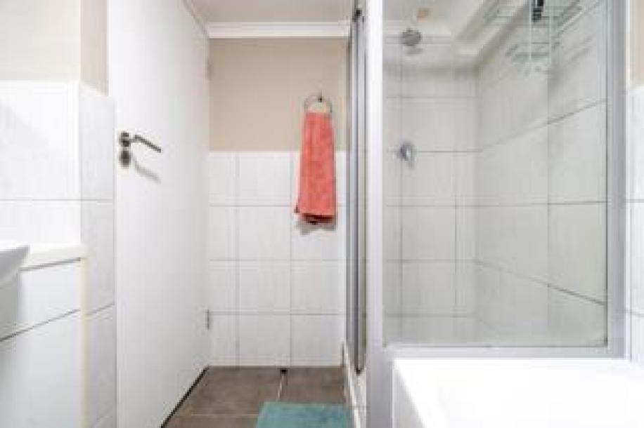 2 Bedroom Apartment / Flat to Rent in Gardens-16