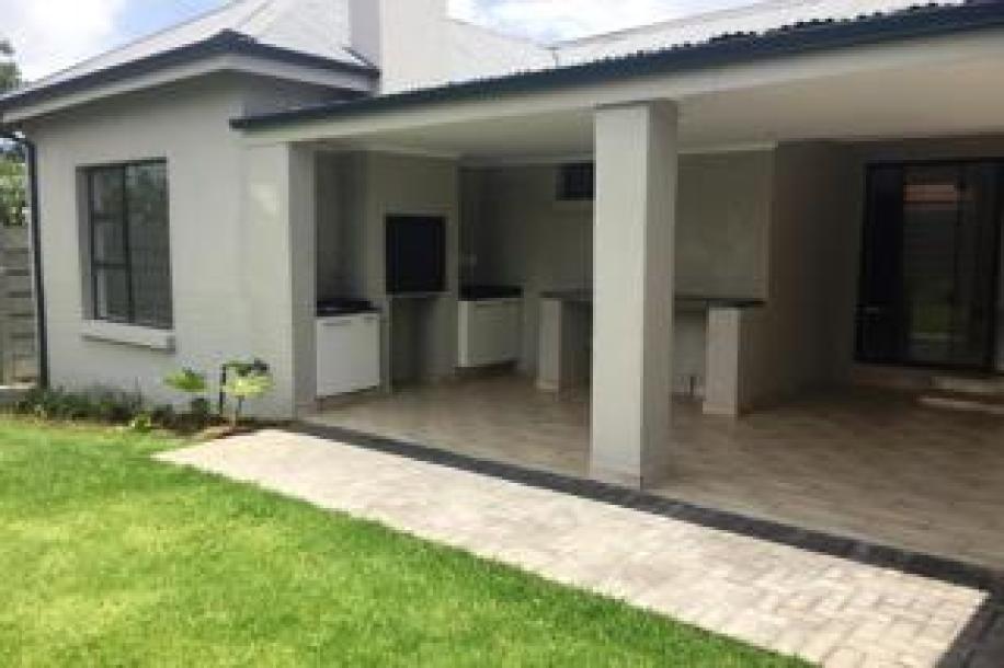 4 Bedroom House for Sale in Sunnyridge-7