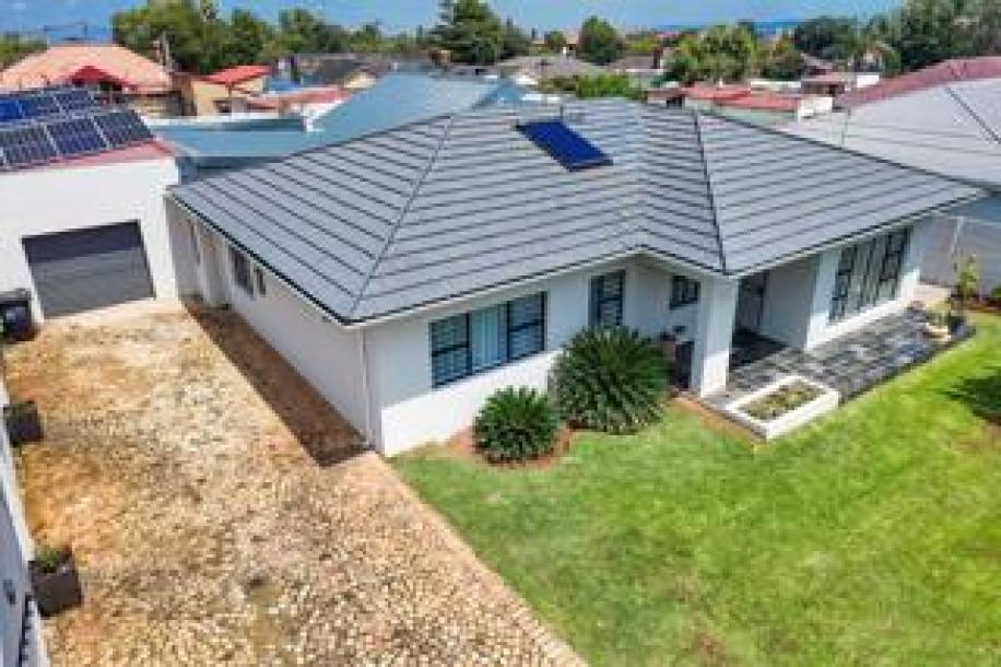 4 Bedroom House for Sale in Sunnyridge-0