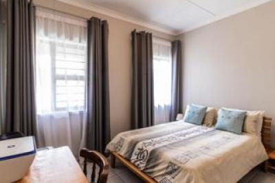 4 Bedroom House for Sale in Sunnyridge-11