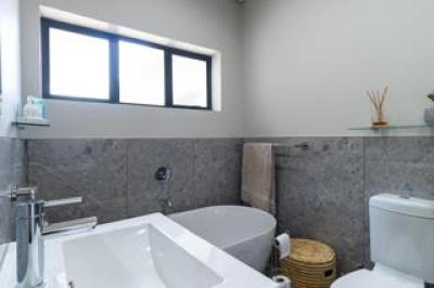 4 Bedroom House for Sale in Sunnyridge-16