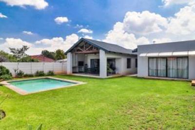 4 Bedroom House for Sale in Sunnyridge-18