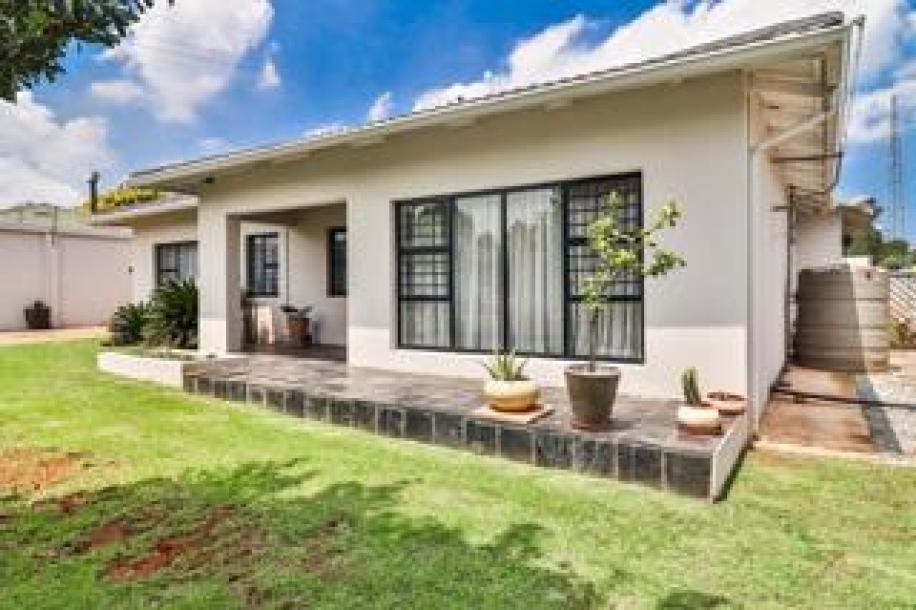 4 Bedroom House for Sale in Sunnyridge-2