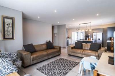 4 Bedroom House for Sale in Sunnyridge-6
