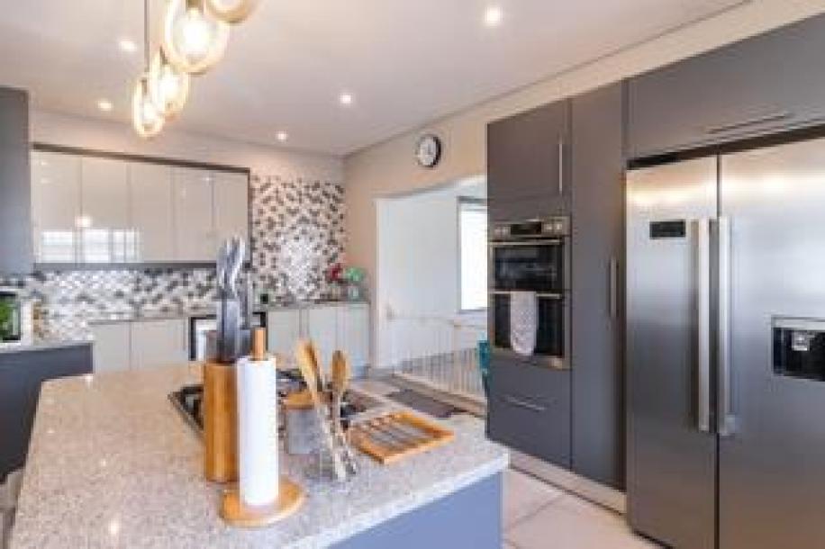 4 Bedroom House for Sale in Sunnyridge-7