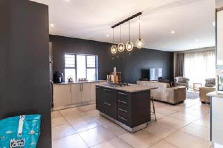 4 Bedroom House for Sale in Sunnyridge-8