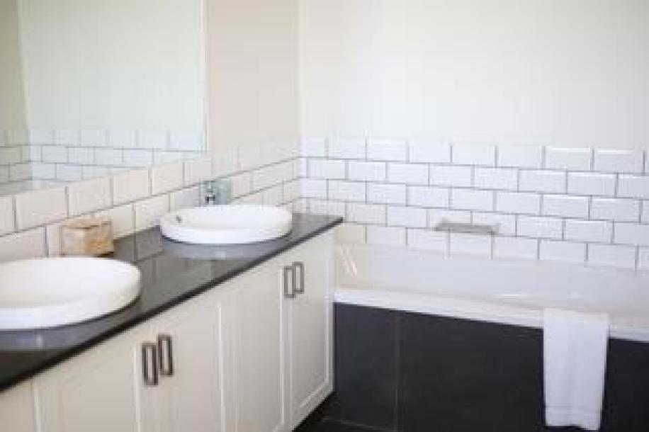 3 Bedroom Apartment / Flat to Rent in Upington Central-12