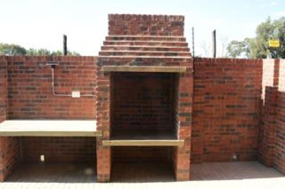 4 Bedroom Apartment / Flat to Rent in Vaalpark-13