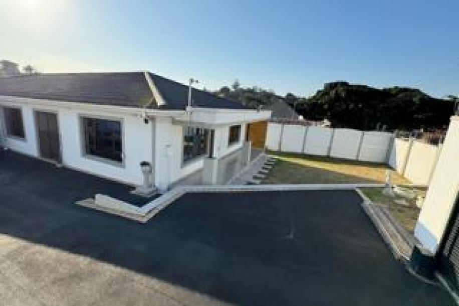 4 Bedroom House for Sale in Escombe-10