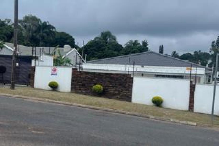 4 Bedroom House for Sale in Escombe-14