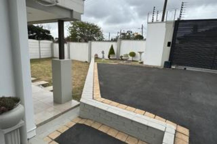 4 Bedroom House for Sale in Escombe-7