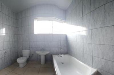 2.5 Bedroom Apartment / Flat for Sale in Northdene-6