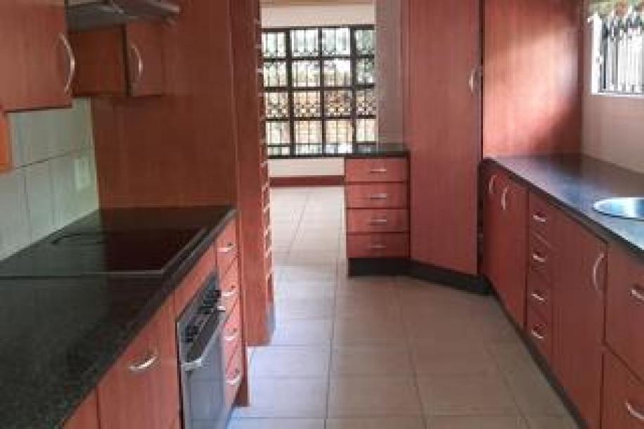 3 Bedroom House to Rent in Bassonia Estate-5