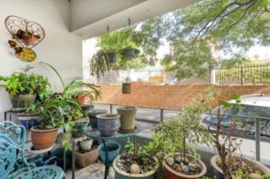 2 Bedroom Apartment / Flat to Rent in Gardens-11